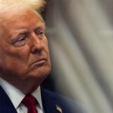 Präsident Donald Trump schaut während einer Pressekonferenz im Roosevelt Room des Weißen Hauses zu.