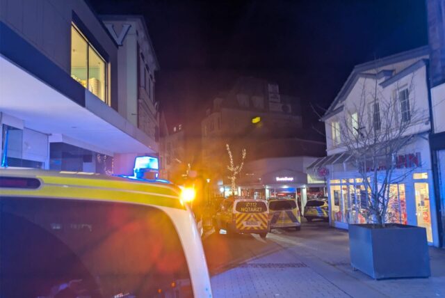 Mehrere Polizeifahrzeuge und ein Notarztwagen stehen in der Fußgängerzone von Schwerte.