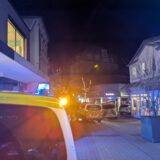 Mehrere Polizeifahrzeuge und ein Notarztwagen stehen in der Fußgängerzone von Schwerte.