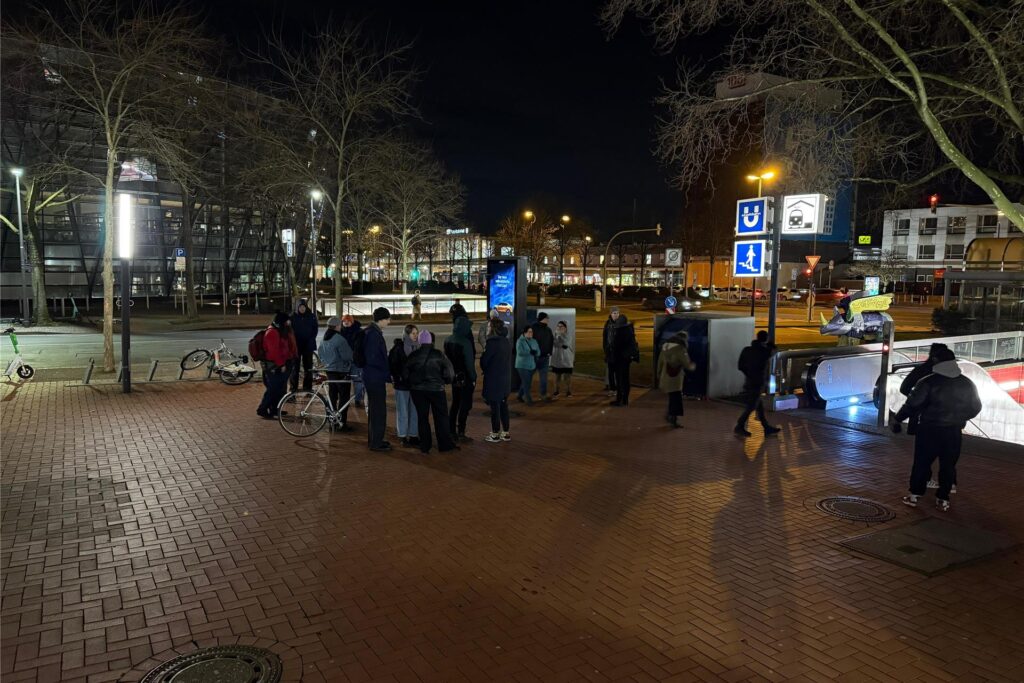 An der Stadtbahnhaltestelle Kampstraße lagen am Donnerstagabend noch Blumen und Kerzen für den Verstorbenen. Am Freitagmorgen waren die kleine Gedenkstelle weggeräumt. An der Stadtbahnhaltestelle Kampstraße lagen am Donnerstagabend noch Blumen und Kerzen für den Verstorbenen. Am Freitagmorgen waren die kleine Gedenkstelle weggeräumt.