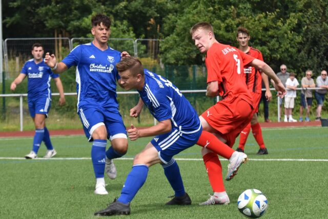 Zuletzt trafen B-Ligist DJK Sportfreunde Datteln (in rot) und A-Ligist Borussia Ahsen (in blau) bei der Dattelner Stadtmeisterschaft im Sommer aufeinander. Jetzt kommt es zum Winter-Testspiel.