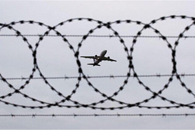 Ein Flugzeug hinter Stacheldrahtzahn (Archivbild).