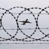 Ein Flugzeug hinter Stacheldrahtzahn (Archivbild).