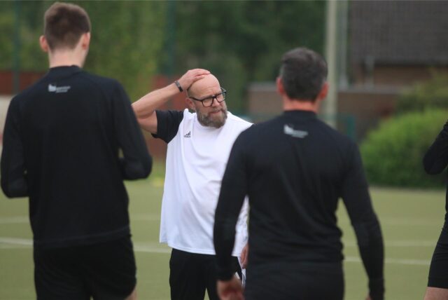 Stephan Böhm (Ex-Trainer Westfalia Vinnum) bei einer Ansprache an seine Spieler.