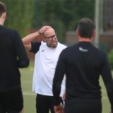 Stephan Böhm (Ex-Trainer Westfalia Vinnum) bei einer Ansprache an seine Spieler.