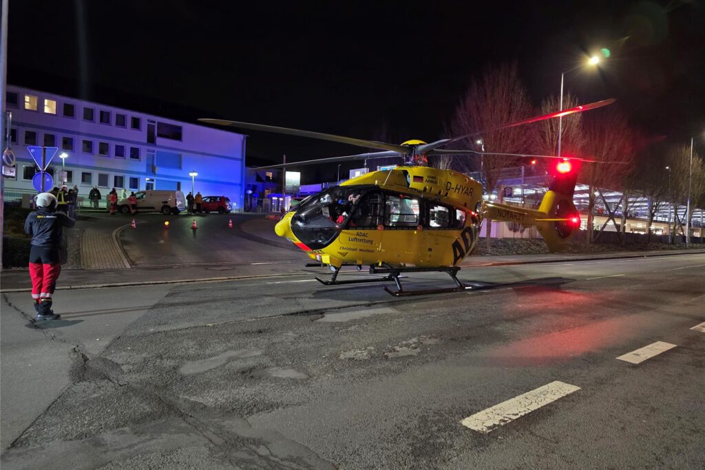 Ein ADAC-Hubschrauber steht vor dem Marienkrankenhaus in Schwerte mitten auf der Bethunestraße.