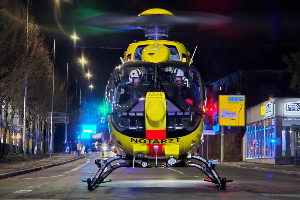 Ein ADAC-Hubschrauber steht vor dem Marienkrankenhaus in Schwerte mitten auf der Bethunestraße.