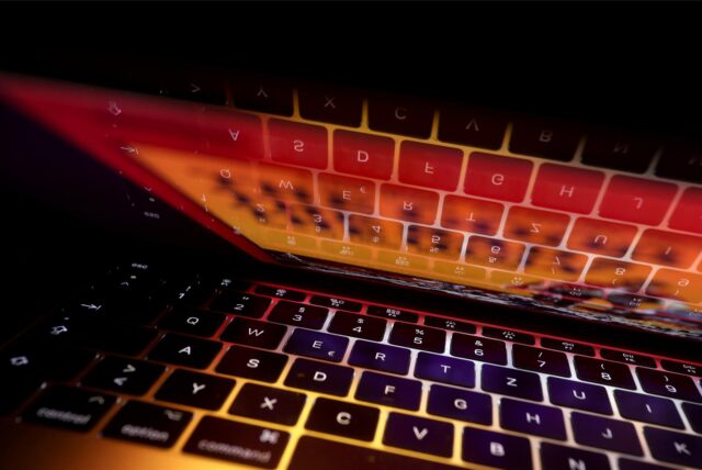 Die Tastatur eines Laptops spiegelt sich auf dem Bildschirm des Computers.