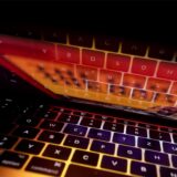 Die Tastatur eines Laptops spiegelt sich auf dem Bildschirm des Computers.