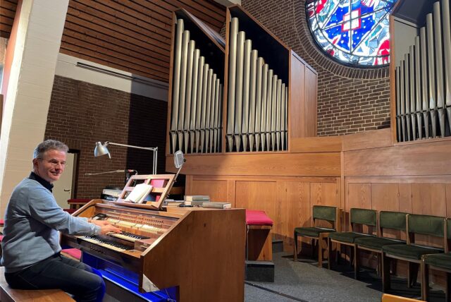 Thomas Drees an der Klais-Orgel in der Laurentius-Kirche