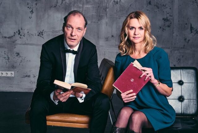 Martin Brambach und Christine Sommer mit Büchern in der Hand.