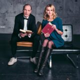 Martin Brambach und Christine Sommer mit Büchern in der Hand.