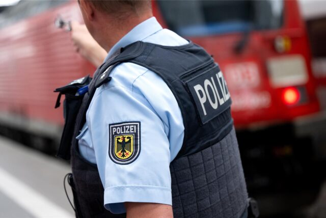 Ein Bundespolizist vor einem Zug