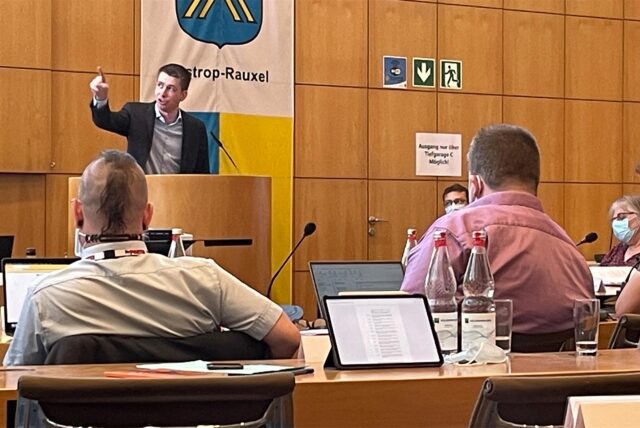 Der FDP-Stadtverbandsvorsitzende Tom Roehl im Stadtrat von Castrop-Rauxel. Als Direktkandidat im Nachbarwahlkreis tritt er auch bei der Bundestagswahl an.