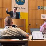 Der FDP-Stadtverbandsvorsitzende Tom Roehl im Stadtrat von Castrop-Rauxel. Als Direktkandidat im Nachbarwahlkreis tritt er auch bei der Bundestagswahl an.