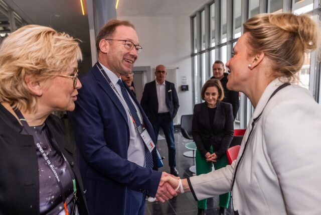 NRW-Wissenschaftsministerin Ina Brandes gratulierte IHK-Hauptgeschäftsführer Stefan Schreiber zur Gründung des Innoclub.