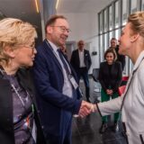 NRW-Wissenschaftsministerin Ina Brandes gratulierte IHK-Hauptgeschäftsführer Stefan Schreiber zur Gründung des Innoclub.