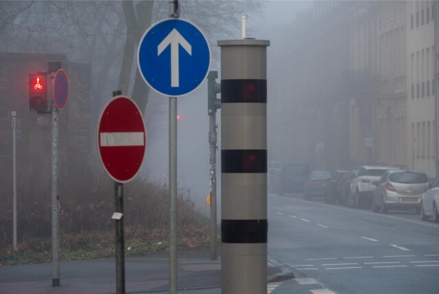 Eine Blitzeranlage steht in der Innenstadt
