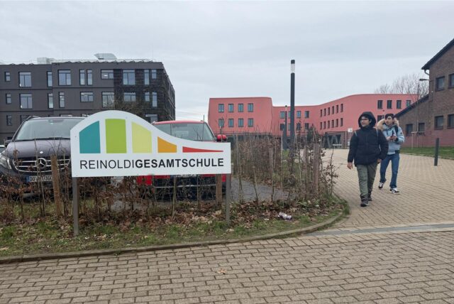 Schüler beim Verlassen des Schulhofs der Reinoldi-Gesamtschule.