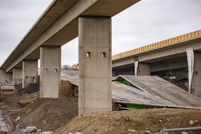 Die Liedbachtalbrücke südlich des Autobahnkreuzes Dortmund/Unna nach der ersten Sprengung am 15.12.2024.