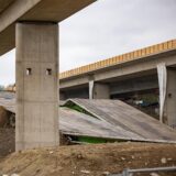 Die Liedbachtalbrücke südlich des Autobahnkreuzes Dortmund/Unna nach der ersten Sprengung am 15.12.2024.