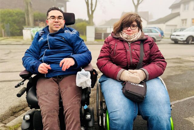 Justin Salhab und Rebekka Bandmann sind mit dem Rollstuhl in Ickern unterwegs.
