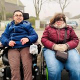 Justin Salhab und Rebekka Bandmann sind mit dem Rollstuhl in Ickern unterwegs.