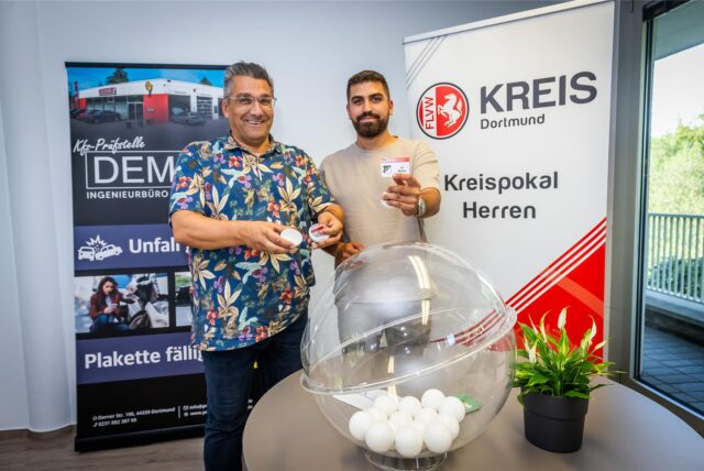 Der Vorsitzende des Fußballkreises Dortmund, Andreas Edelstein (l.), lost die nächste Runde des Demir-Kreispokals aus.