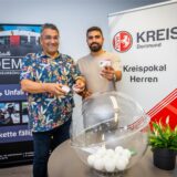 Der Vorsitzende des Fußballkreises Dortmund, Andreas Edelstein (l.), lost die nächste Runde des Demir-Kreispokals aus.