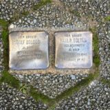 Polierte Stolpersteine erinnern an in der Hülsstraße an Paula und Rudolph Boldes, die von den Nazis im Konzentrationslager ermordet wurden.