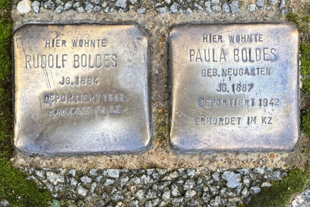 Polierte Stolpersteine erinnern an in der Hülsstraße an Paula und Rudolph Boldes, die von den Nazis im Konzentrationslager ermordet wurden.