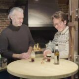Jürgen Vogt und Matthias Kliemt vom Verein „VestBierBrauer“ stehen in der Altstadtschmiede in Recklinghausen an einem Stehtisch und trinken ein Bier, beide lachen.