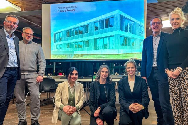 Auf die künftige klimagerechte Holzfassade der Heinrich-Kielhorn-Schule freuen sich (v.l.) Amtsleiter Claas Frein, gpe projekt-Chef Daniel Rieger, Architektin Pegah Hanslik, Projektleiterin Sandra Simic, stellv- Projektleiterin Wiebke Möning sowie Schulleiter Manfred Bothorn und Stellvertreterin Peggy Lange-Austrup.