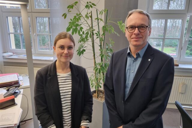 Bürgermeister André Dora und die neue Verfahrenslotsin der Dattelner Stadtverwaltung, Laura Möws.