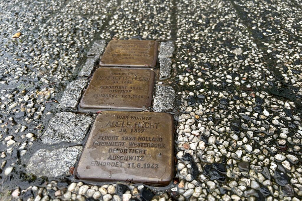 Die Stolpersteine am Tigg in Datteln erinnern an Salomon, Henriette und Adele Hecht. Die Stolpersteine am Tigg in Datteln erinnern an Salomon, Henriette und Adele Hecht.