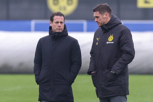 Lars Ricken und Sebastian Kehl stehen nebeneinander auf dem Trainingsplatz.