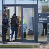 Beamte schleppen Kartons in den Bernemann-Firmensitz in Datteln.