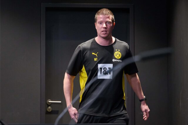 Mike Tullberg betritt den BVB-Presseraum.