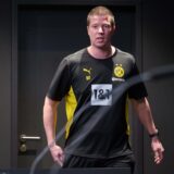 Mike Tullberg betritt den BVB-Presseraum.