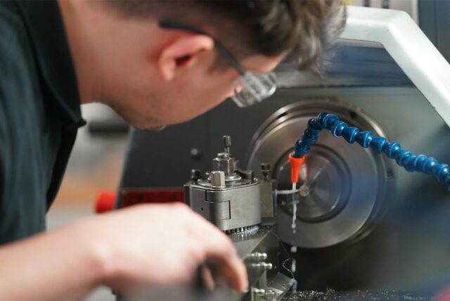 Ein Auszubildender zum Zerspanungsmechaniker