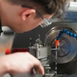 Ein Auszubildender zum Zerspanungsmechaniker
