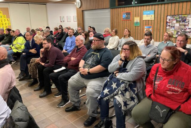 Lehrer, Eltern und weitere Interessierte verfolgen aufmerksam den Vortrag des Generalplaners im Schulausschuss.