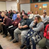 Lehrer, Eltern und weitere Interessierte verfolgen aufmerksam den Vortrag des Generalplaners im Schulausschuss.
