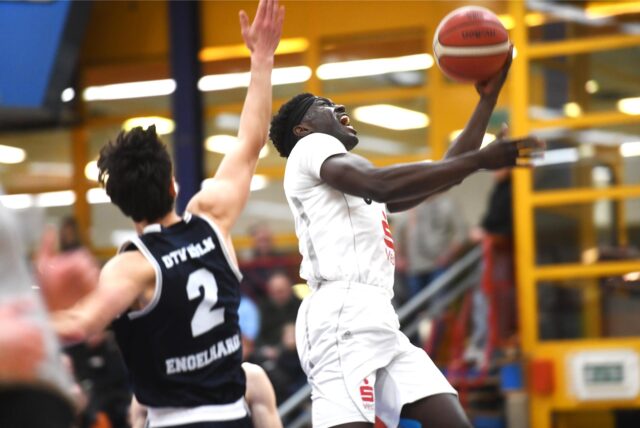 Basketball Regionalliga West 24. Januar 2025, Rosa-Parks-Halle. Hertener Löwen – DTV Köln 75:66. Gilbert Gyamfi erzielte schon vor der Pause 20 Punkte, am Ende waren es 24.