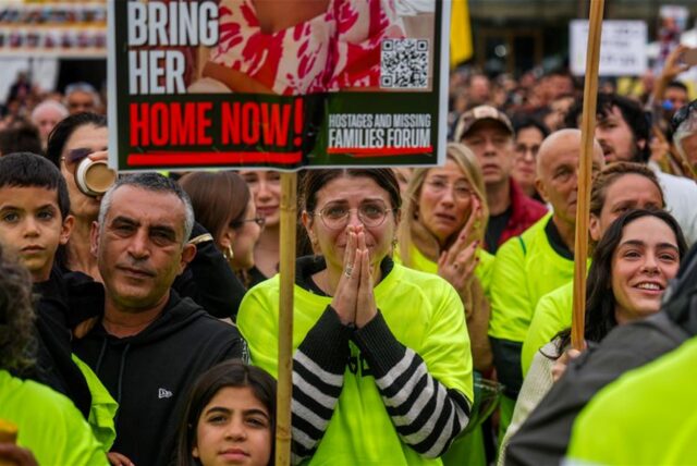 In Israel sehen Menschen die Freilassung der Geiseln.