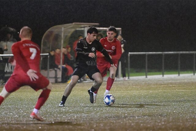 A-Ligist Teutonia SuS Waltrop bestimmte über weite Strecken das Spielgeschehen im Testspiel gegen B-Ligist FC Spvgg. Oberwiese. Hier ist Can Klein vor Tim Köhler am Ball.