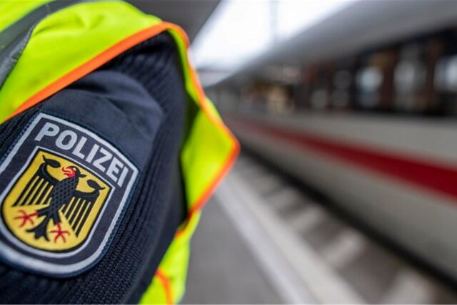 Ein Bundespolizist steht am Hauptbahnhof vor einem ICE.