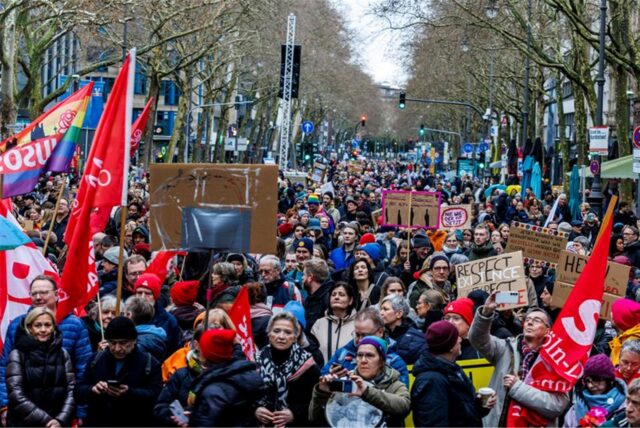 Zahlreiche Menschen nahmen an der Demonstration „5vor 12 – Laut für die Demokratie“ teil.