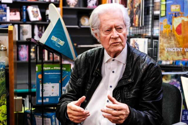 Der Buchhändler Rudolf Winkelmann sitzt in seiner Buchhandlung in Recklinghausen und erzählt seine Erinnerungen an den Zweiten Weltkrieg.