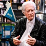 Der Buchhändler Rudolf Winkelmann sitzt in seiner Buchhandlung in Recklinghausen und erzählt seine Erinnerungen an den Zweiten Weltkrieg.
